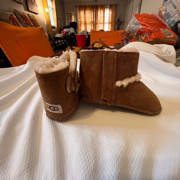 UGG Tan Shearling Baby Slippers NW/OT - Picture 3 of 10